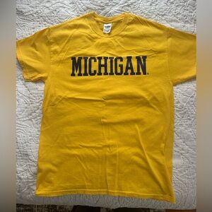 Like new yellow Michigan women’s tshirt